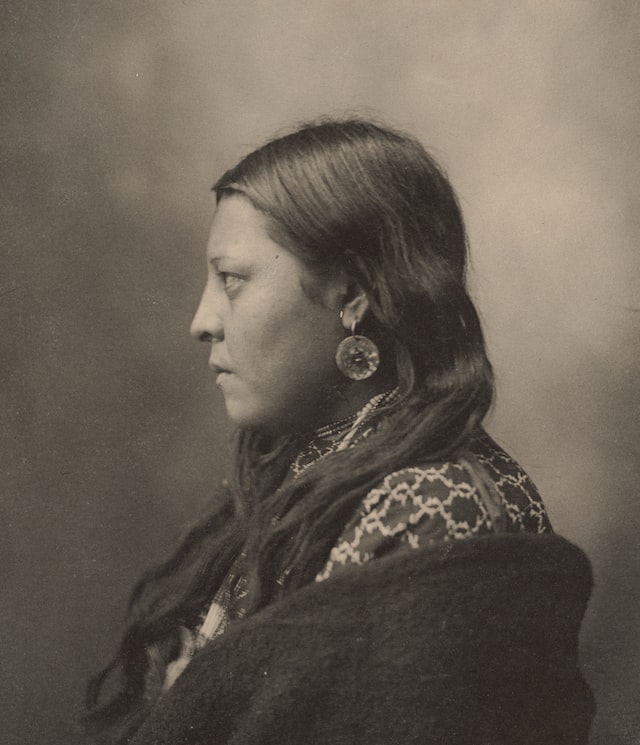 woman native american hairstyle long